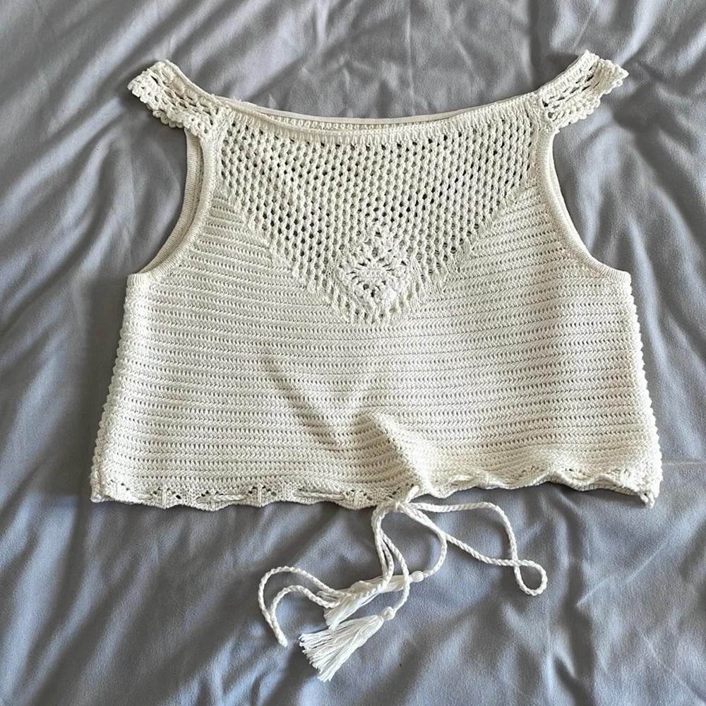 Crocheted, crop top with tie at the bottom — PACSUN